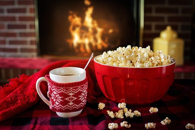 Tasse de café et popcorn