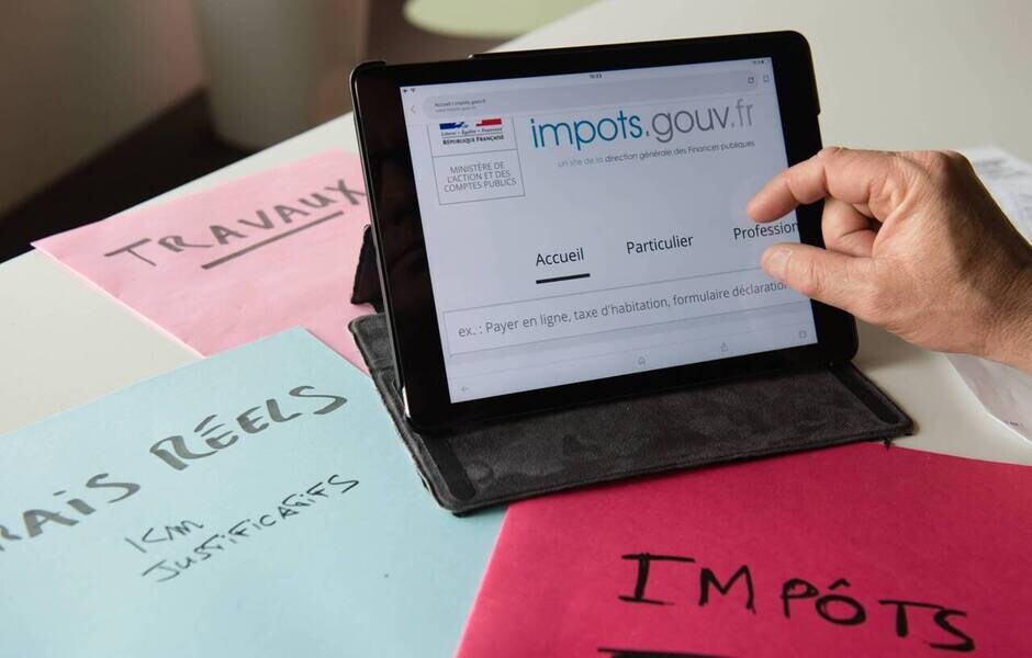 Tablette avec page ouverte sur le site des impots