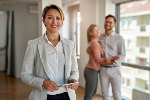 Agent immobilier devant couple sur le point d'acheter