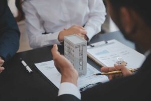 Immeuble miniature sortant d'une feuille