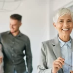 Agent immobilier souriant devant clients