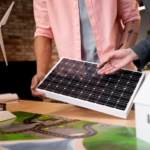 Présentation d'un panneau solaire et d'une éolienne sur une maquette urbaine.