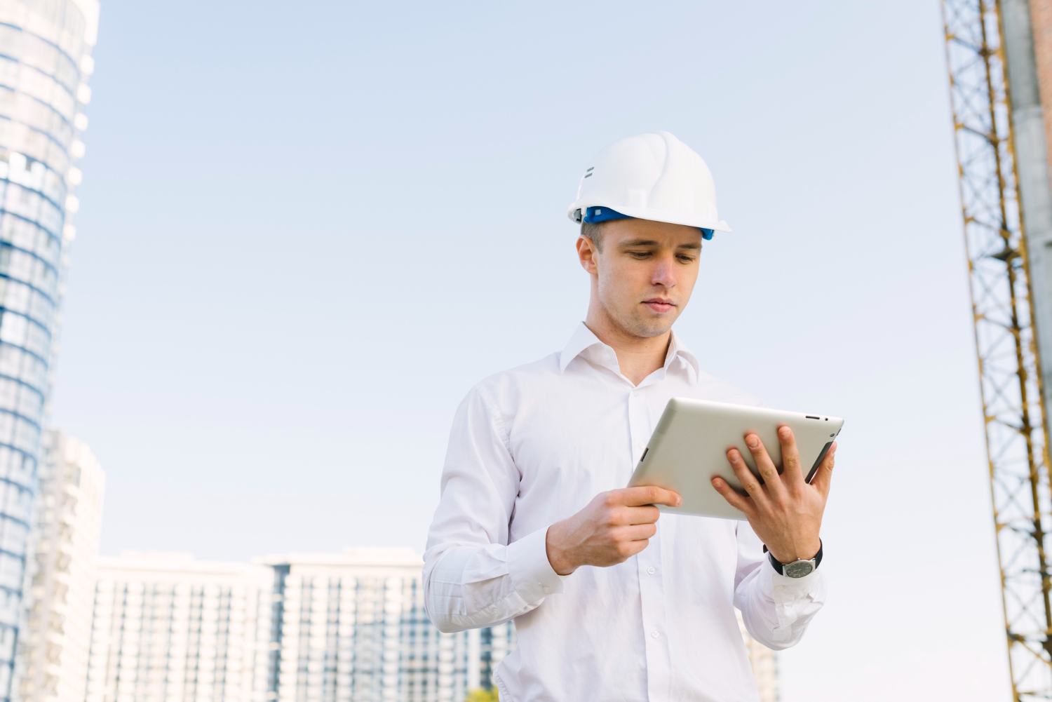 Entrepreneur consultant une tablette sur un chantier urbain